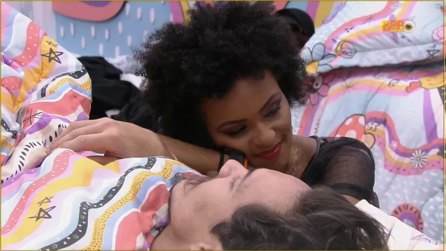 Eliezer e Nátalia conversaram a sós no quarto Lollipop do BBB22 (Foto: Reprodução)