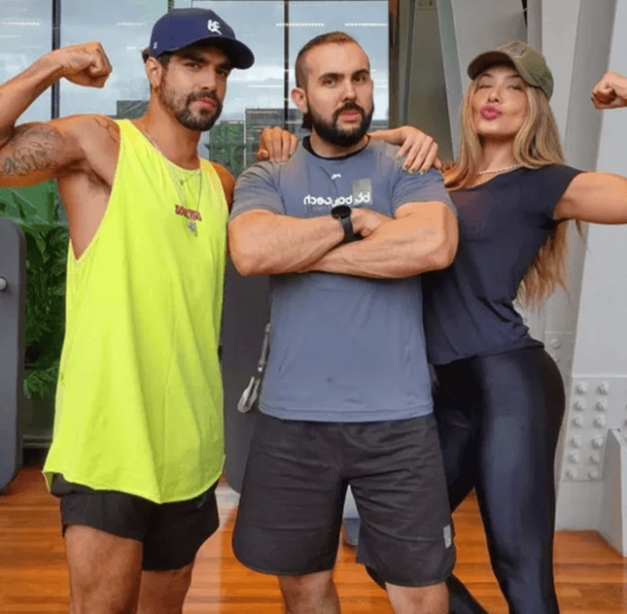 Caio Castro em seu primeiro clique com a namorada, mas com o personal trainer no meio