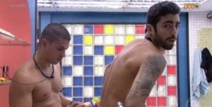 Big Terapia: Paulo Vieira brinca com depilação de Pedro Scooby e Arthur Aguiar no BBB22 (Foto: Reprodução / Globoplay)