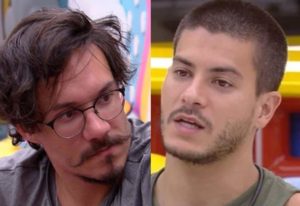 Arthur Aguiar e Eliezer Netto no BBB22: brothers tiveram longa conversa sobre jogo e alianças (Foto: Reprodução / Globo)