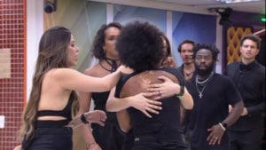 Brothers se surpreendem com confusão entre sisters durante a Festa do Líder do BBB22 (Foto: Reprodução / Globoplay)