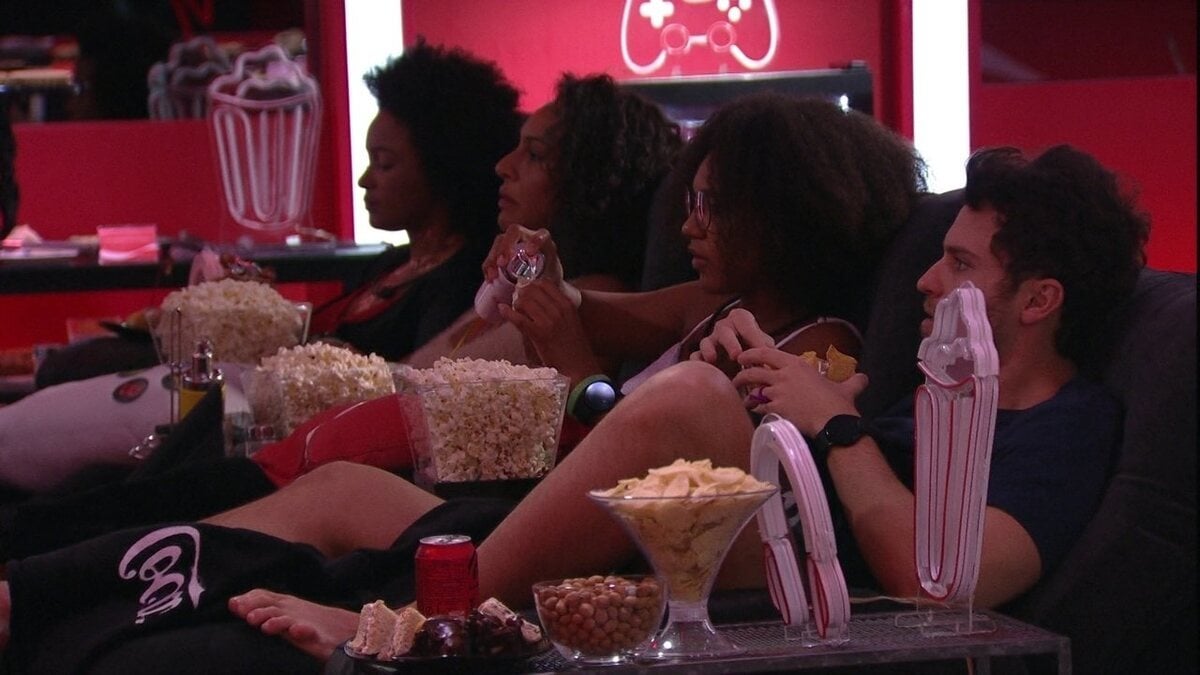 BBB22: Lucas desabafa com as Comadres no Cinema do Líder (Foto: Reprodução)