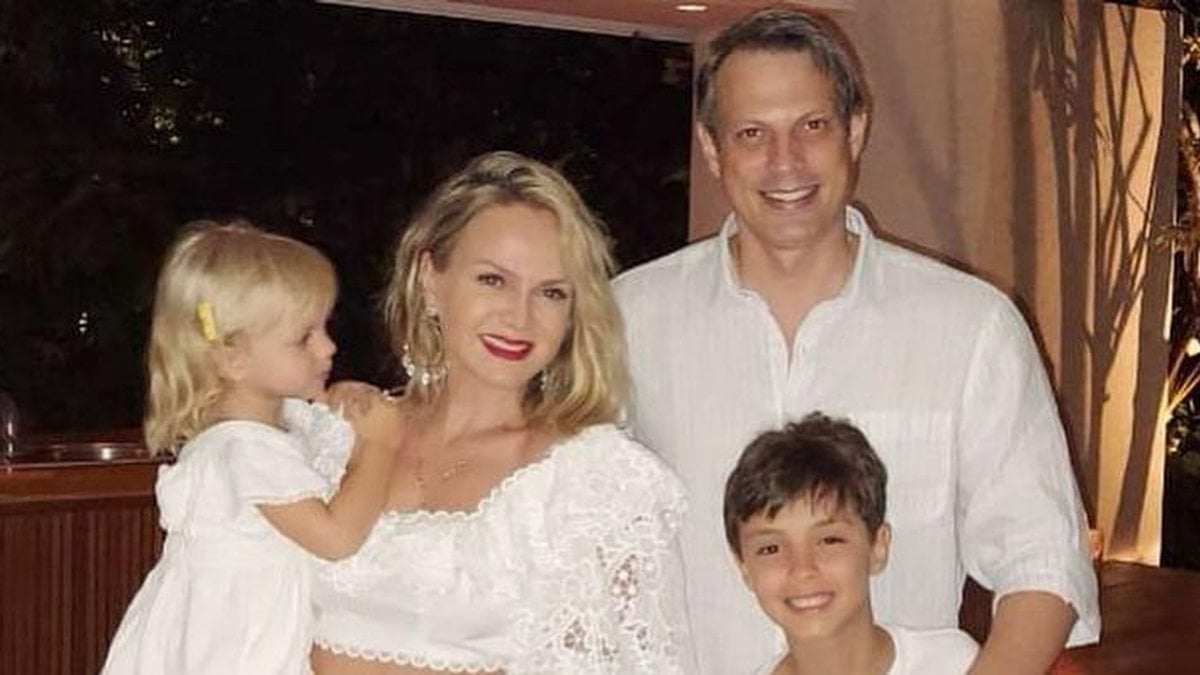 Eliana com Adriano Ricco e os pequenos Arthur e Manu (Foto: Reprodução/Instagram)