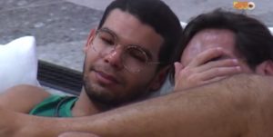 Eliezer chora com medo de eliminação de Vyni do BBB22 (Reprodução/ TV Globo)