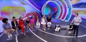 Os oitos eliminados do BBB22 no estúdio com Tadeu Schmidt (Foto: Reprodução / Globoplay)