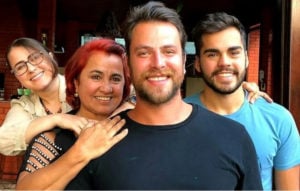 Flavia, Sandra, Gustavo e Lucas Marsengo: mãe do participante do BBB22 precisou lidar com assédio (Foto: Reprodução / Internet)