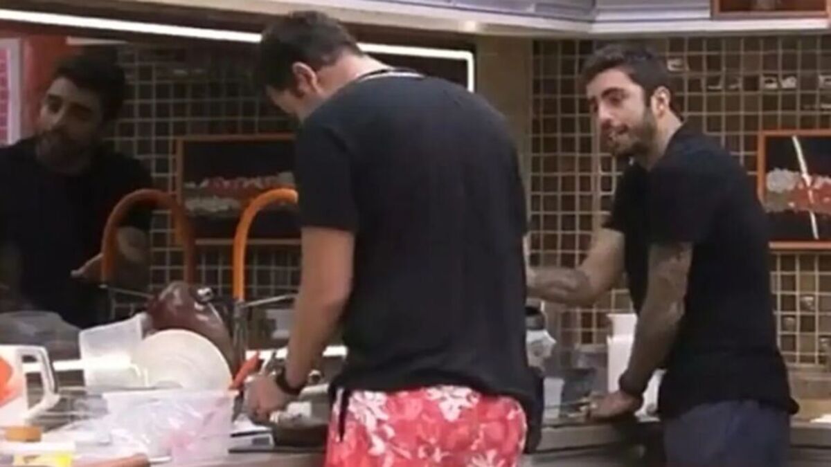 BBB22: Pedro Scooby briga com Gustavo e pega comida do lixo (Foto: Reprodução)