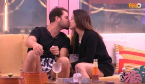 Gustavo diz querer relação com Laís fora do BBB22 (Foto: Reprodução / Globoplay)