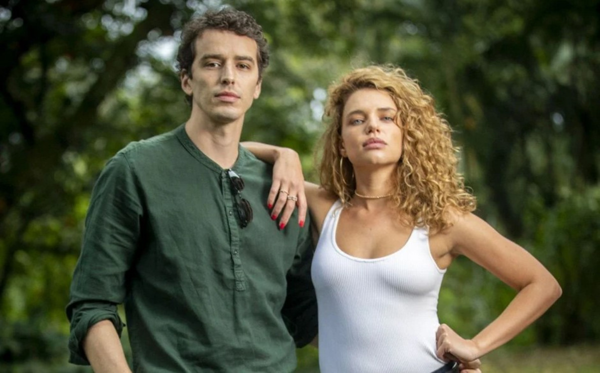 Gustavo (Gabriel Stauffer) e Madeleine (Bruna Linzmeyer) começam como ex-namorados na novela 'Pantanal' (Foto: Reprodução / Globo)