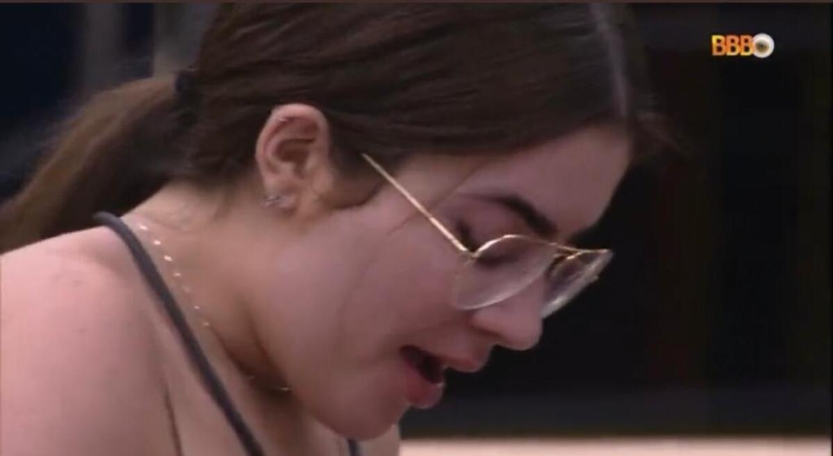 BBB22: Jade Picon descobre que cortar cebola pode fazer chorar (Foto: Reprodução)