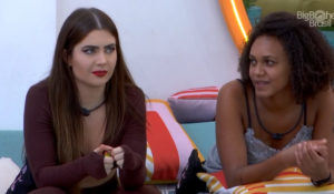 Jade Picon e Jessilane Alves levantaram a possibilidade do paredão ser falso no BBB22
(Foto: Reprodução / Globoplay)