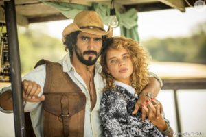 Renato Góes e Bruna Linzmeyer vivem José Leôncio e Madeleine em 'Pantanal'(Foto: Reprodução / Globo)