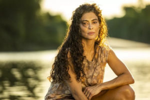 Maria Marruá (Juliana Paes) em 'Pantanal'; segundo os populares, ela vira onça sob a lua cheia (Foto: Reprodução / Globo)