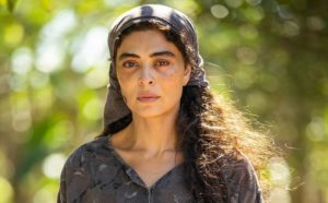 Maria Marruá (Juliana Paes) em 'Pantanal'; segundo os populares, ela vira onça sob a lua cheia (Foto: Reprodução / Globo)