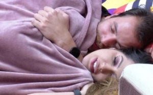 Laís Caldas e Gustavo Marsengo no BBB22; casal encontrou xixi na cama ao deitar junto (Foto: Reprodução / Globoplay)