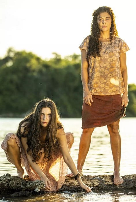 Maria Marruá (Juliana Paes) e sua filha Juma Marruá (Alanis Guillen) na nova versão da novela Pantanal - TV Liberal (Foto: Reprodução / Globo / João Miguel Júnior)