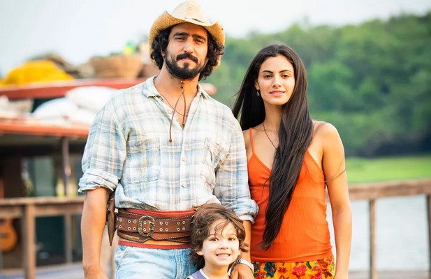 José Leôncio (Renato Goes) Filó (Letícia Salles) e Tadeu (Lucas Oliveira dos Santos) na primeira fase de 'Pantanal' (Foto: Reprodução / Globo / João Miguel Júnior)