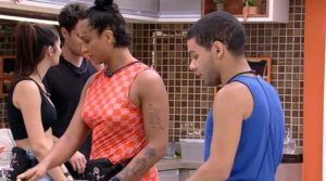 Lina dá chega pra lá em Vyni no BBB22 (Foto: Reprodução / Globoplay)