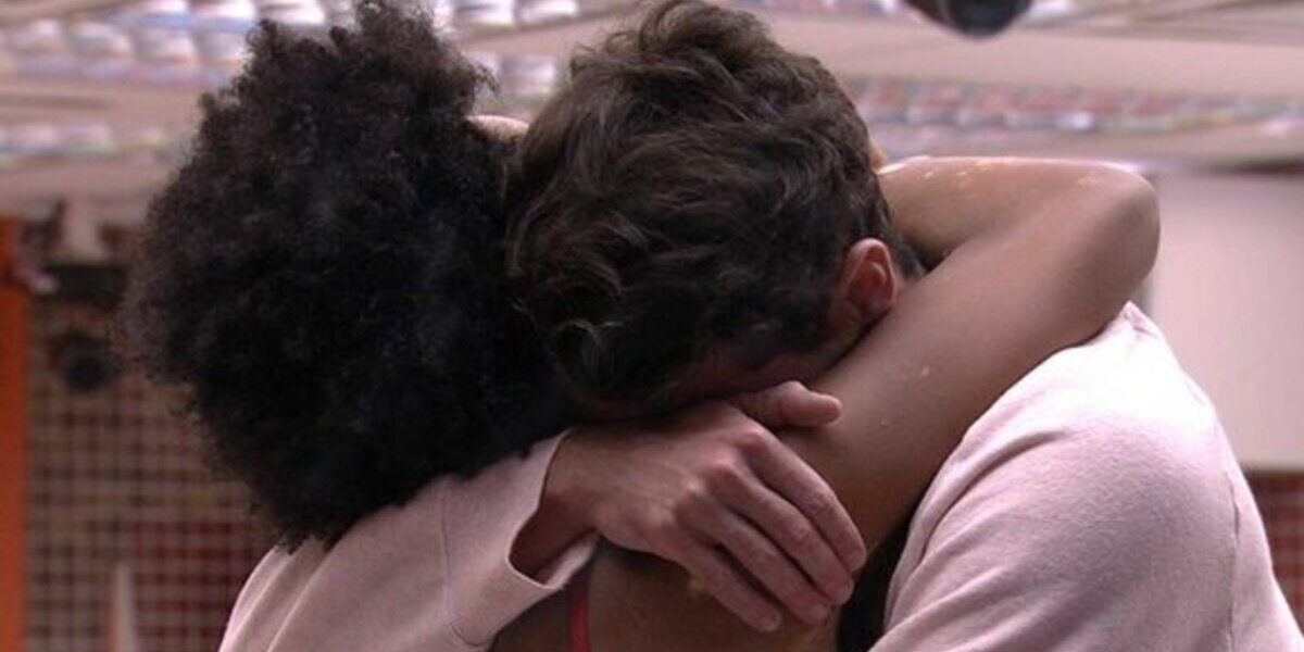 BBB22: Natália chora e é consolada por Lucas (Foto: Reprodução)