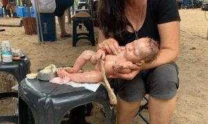 Maquiadora posa com o boneco de látex que fideliza o nascimento de Juma Marruá em 'Pantanal' (Foto: Reprodução / Instagram) 