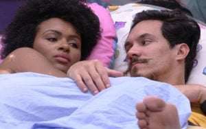 Natália Deodato conversou com Eliezer Netto na madrugada desta quarta-feira (9) no BBB22 (Foto: Reprodução / Globoplay)