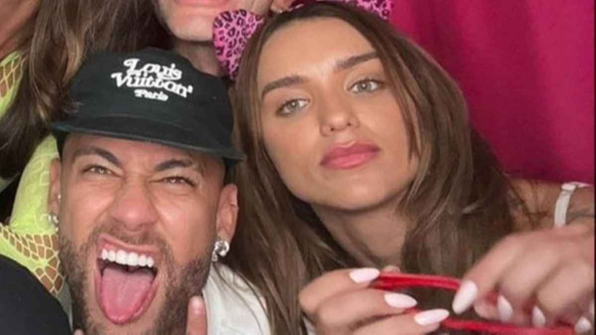 Rafa Kalimann tira várias fotos ao lado de Neymar Jr em festa da irmã do jogador