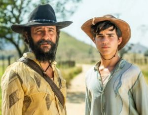 Joventino (Irandhir Santos) e José Leôncio (Drico Alves, em participação especial) em Pantanal (Foto: Reprodução / Globo / João Miguel Júnior)