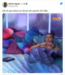 Arthur ataca os doces do quarto do líder do BBB22 (Foto: Reprodução / Twitter)