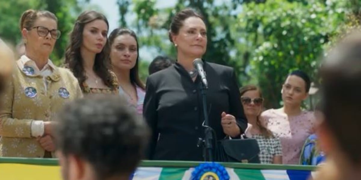 Simone Zucato fez parte do núcleo de Elizabeth Savalla em "O Sétimo Guardião" (Foto: Reprodução/TV Globo)