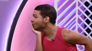 Vyni durante sua participação no programa Bate-Papo BBB22 (Foto: Reprodução / Globoplay)