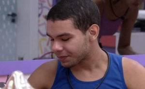 Vyni arruma maleta de maquiagens no BBB22 e chora ao relembrar pobreza (Foto: Reprodução / Globoplay)