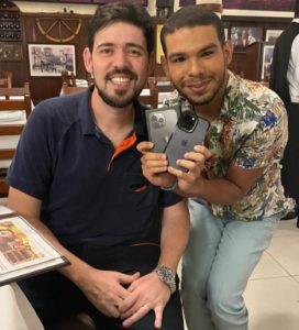 Empresário de Vyni, João Mendes dá iPhone 13 de presente em jantar