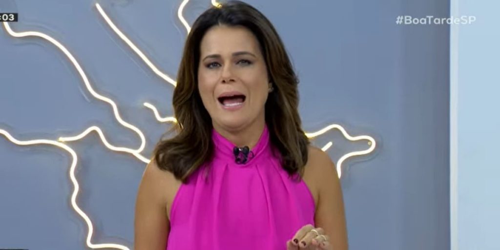 "A gente não pode deixar de falar", Adriana Araújo expõe sufoco na Band e não esconde: "Sofrendo muito"