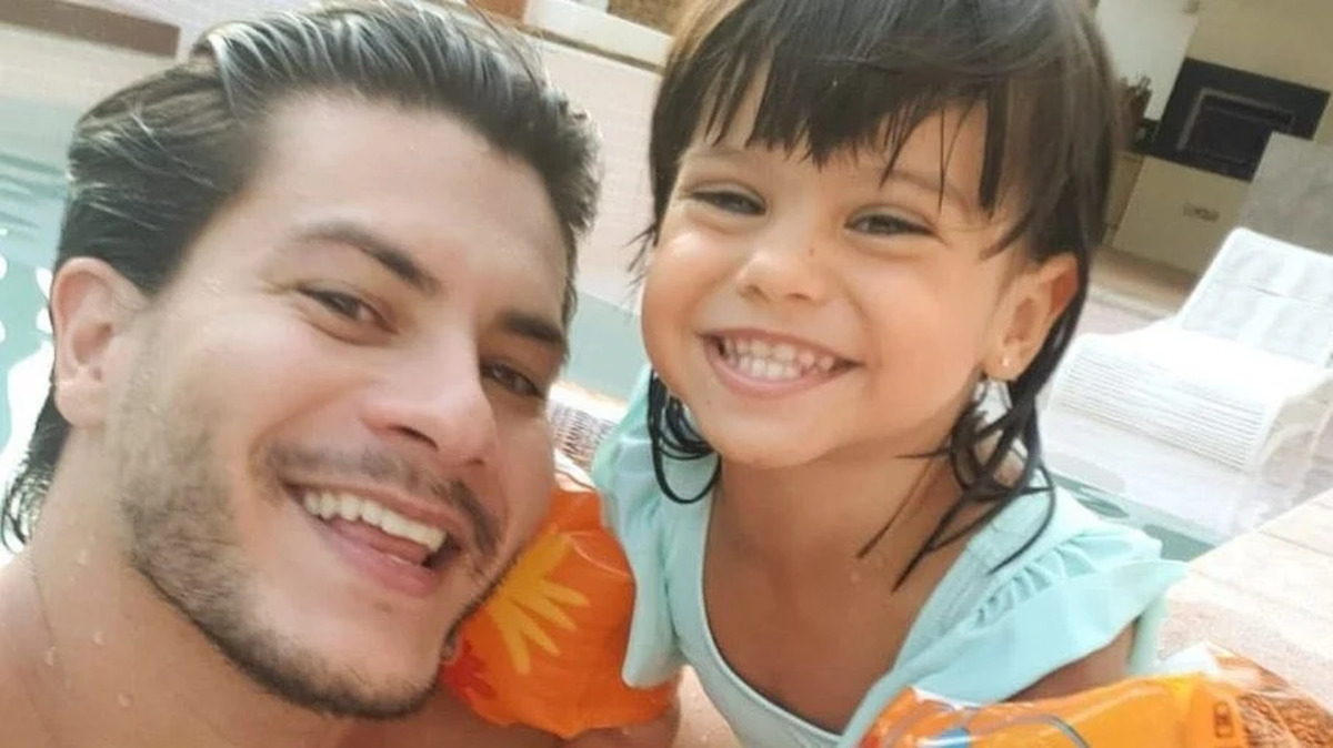 BBB22: Arthur Aguiar e sua filha, Sophia (Foto: Reprodução)