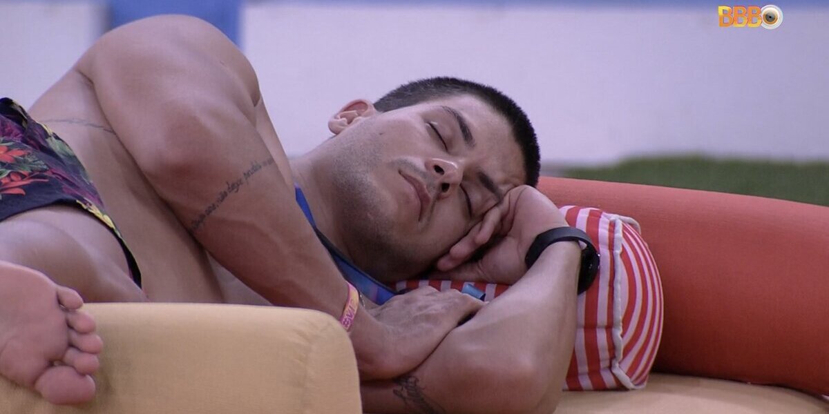 BBB22: Arthur Aguiar finge que dorme para enganar Pedro Scooby (Foto: Reprodução)