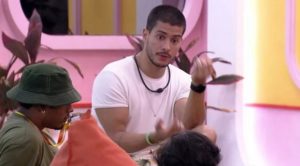 BBB22: Após surto, Arthur volta a acabar com sister: "Muito contraditória" (Foto: Reprodução / Globoplay)