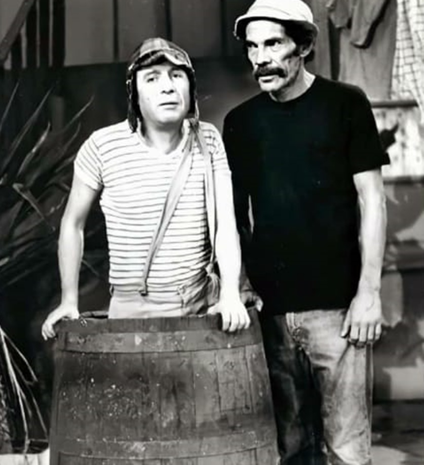 Chaves (Roberto Gomez Bolaños) e Seu Madruga (Ramón Valdés) durante as gravações do seriado em 1975