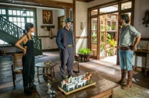 José Leôncio (Marcos Palmeira) recebe Tenório (Murilo Benício) e Guta (Julia Dalavia) em sua casa e conta que Jove está vivo em 'Pantanal' (Foto: Reprodução / Globo)