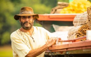 O chanaleiro é interpretado por Almir Satter em 'Pantanal' (Foto: Reprodução / Globo)