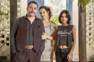 Tenório (Murilo Benício) ao lado da filha, Guta (Julia Dalavia); vilão de 'Pantanal' trai a esposa Maria Bruaca (Isabel Teixeira) (Foto: Reprodução / Globo)