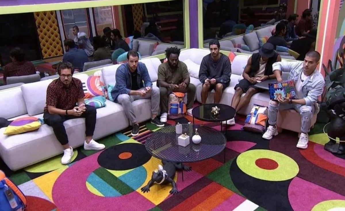 Brothers se reúnem na sala para disputar nova Prova do Líder do BBB22 após eliminação de Jessilane Alves (Foto: Reprodução / Globoplay)