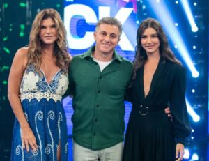 Luciano Huck recebe Cristiana Oliveira e Alanis Guillen como júri da ‘Dança dos Famosos’ (Foto: Reprodução / Globo)