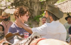 Jove (Jesuíta Barbosa) decepcionará o pai, José Leôncio (Marcos Palmeira), por ser vegetariano em 'Pantanal' (Foto: Reprodução / Globo)