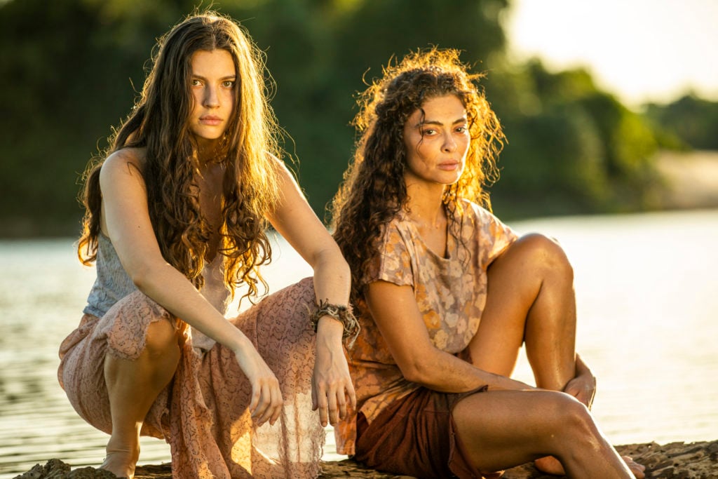 Maria Marruá (Juliana Paes) e Juma (Allanis Guillen) se transformam em onça na novela "Pantanal" 