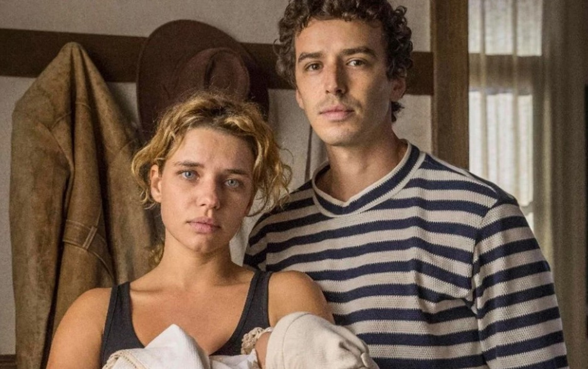 Madeleine (Bruna Linzmeyer), com o filho no colo, e Gustavo (Gabriel Stauffer): casal se separa em 'Pantanal' (Foto: Reprodução / Globo)