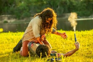 Maria Marruá (Juliana Paes ) e Lúcio (Eron Cordeiro) em 'Pantanal' (Foto: Reprodução / Globo)