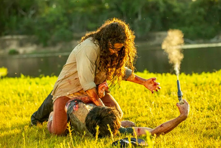 Maria Marruá (Juliana Paes ) e Lúcio (Eron Cordeiro) em 'Pantanal' (Foto: Reprodução / Globo)