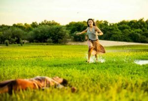 Juma correrá ao ver a mãe ensanguentada em 'Pantanal' (Foto: Reprodução / Globo)