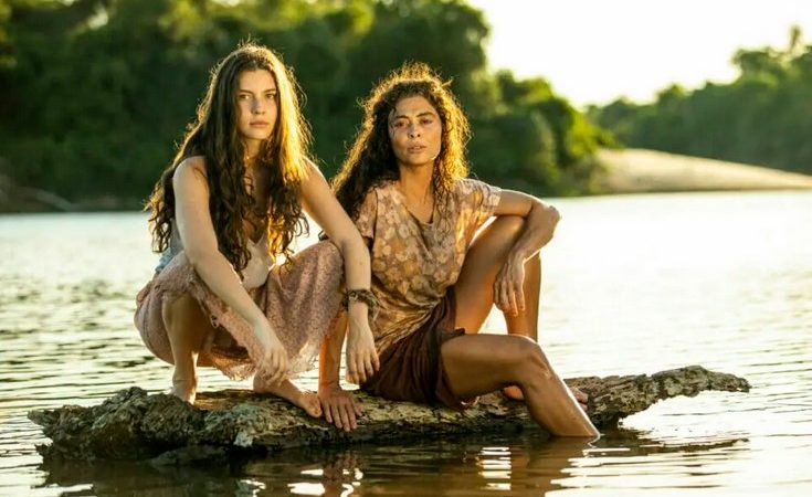 Maria Marruá (Juliana Paes) e Juma (Allanis Guillen) do 'Pantanal' (Foto: Reprodução/Globo)