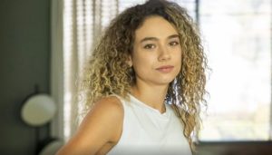 Nayara (Victoria Rossetti) é uma das mulheres que Jove se envolve em 'Pantanal' (Foto: Reprodução / Globo)